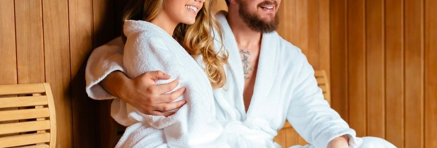 Dois homens e uma mulher na praia. Como começou!
